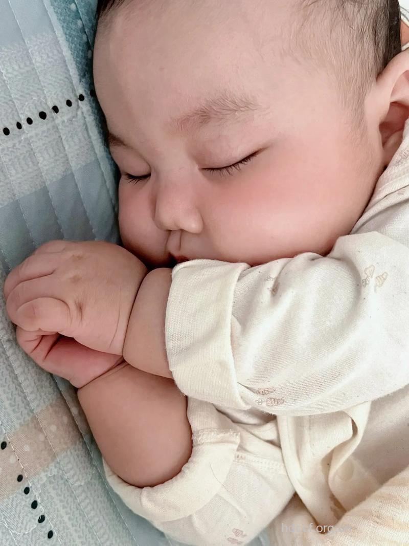 小宝宝漂亮五官也能“睡”出来
