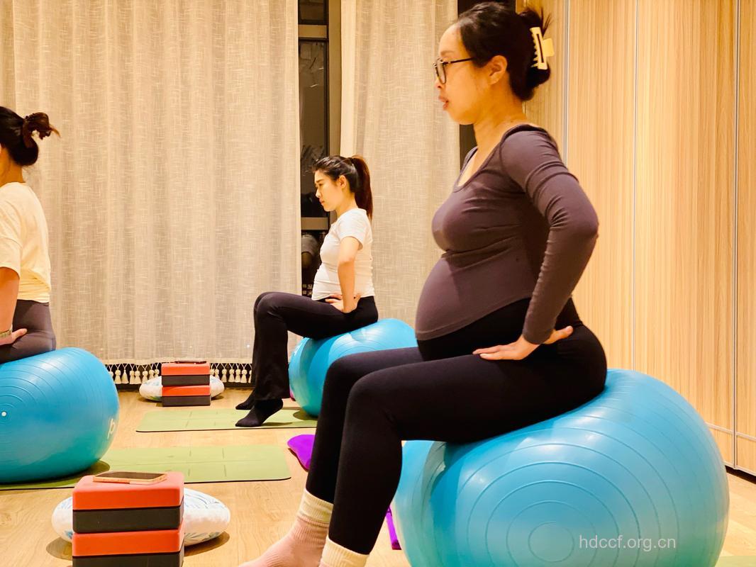 孕妇练习瑜伽球有利顺产 一次坐多久？