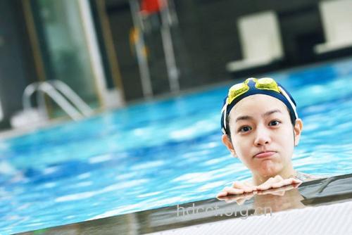 陈妍希挺孕肚游泳 孕妇游泳注意事项有哪些