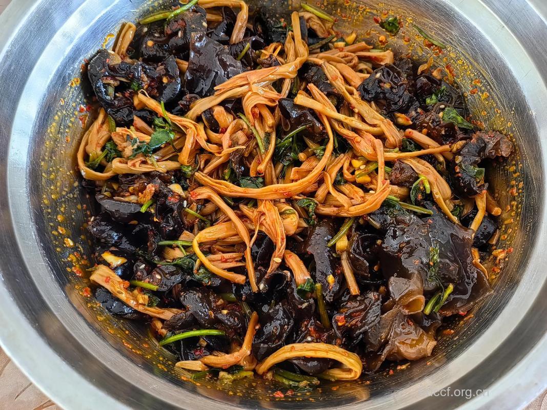 孕妇开胃食谱：黑木耳炒黄花菜的做法