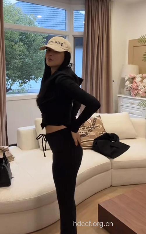 伊能静挺大肚晒A4腰 孕期控制体重身材好