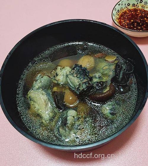 孕妇补锌食谱之桃仁炖乌鸡的做法