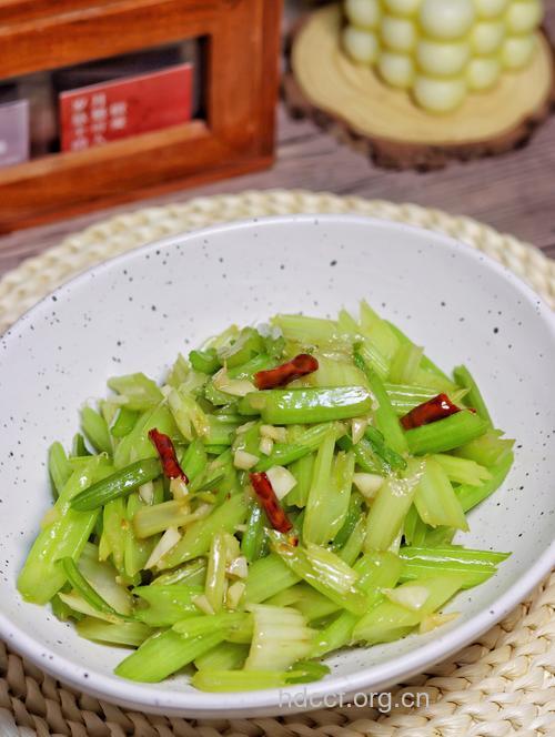 经期可以吃芹菜吗 芹菜这样做更美味