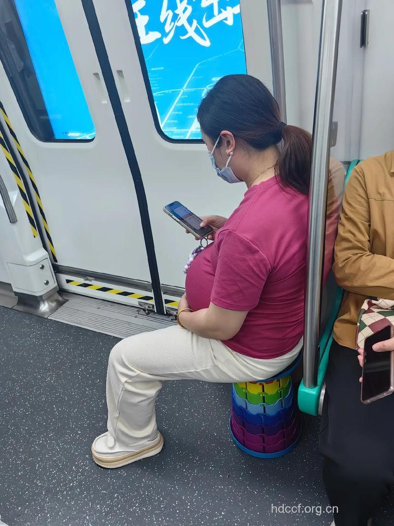 孕妇坐地铁