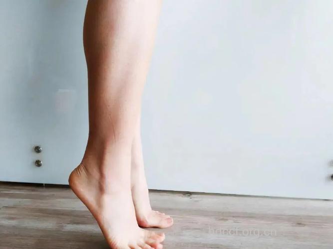 没事踮踮脚尖对身体好 女人请爱上这个动作