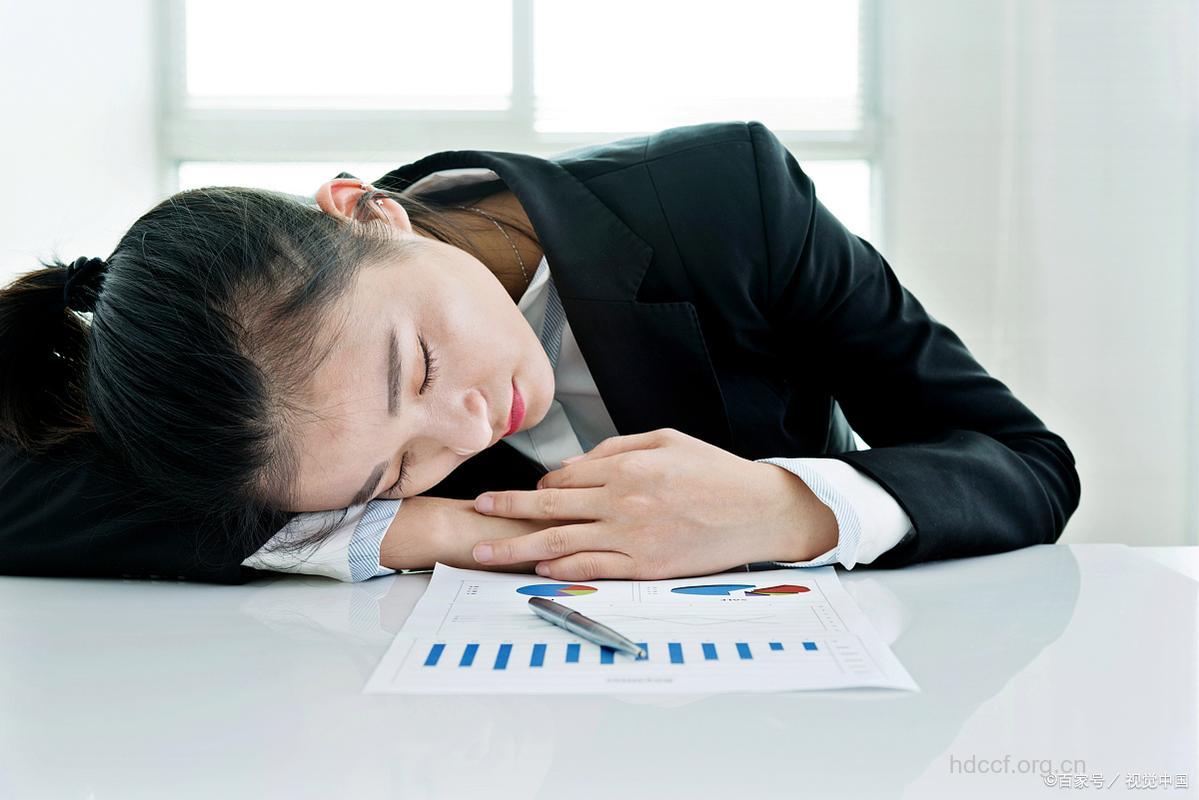 白领常趴桌午睡易引发劲椎病