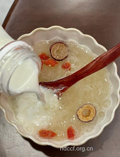 燕盏银耳羹护肺防春季病