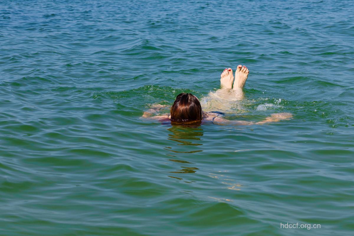 女人夏季游泳不能做的事