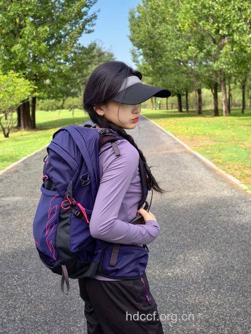 惊！时尚背包危害女性健康