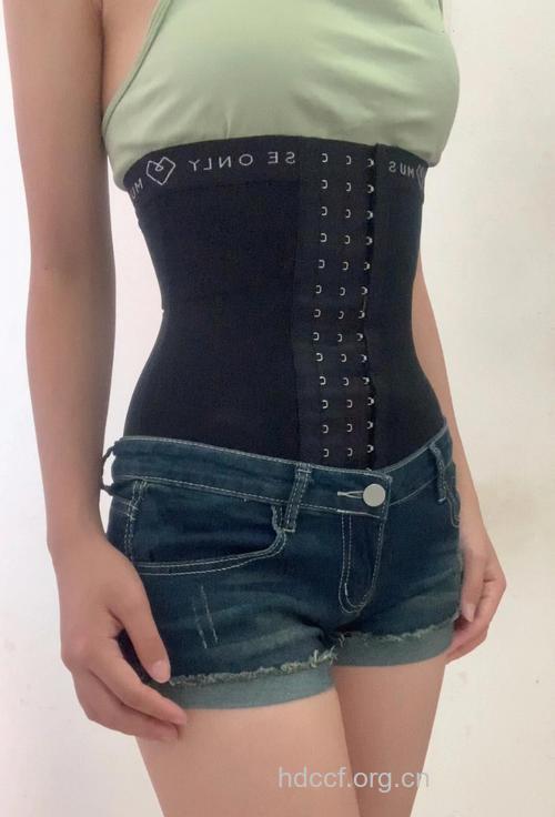 女性过分束腰造成子宫移位