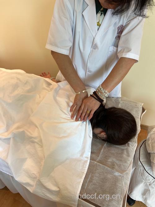 中医捏积脊背 健康养生保健