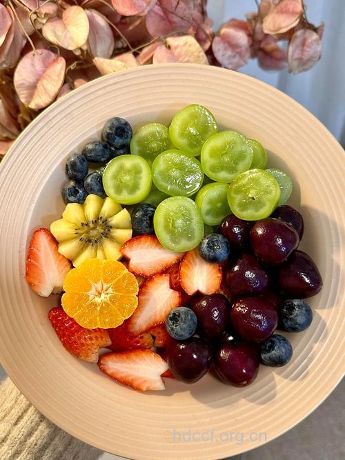 女性熬夜护眼吃个水果餐