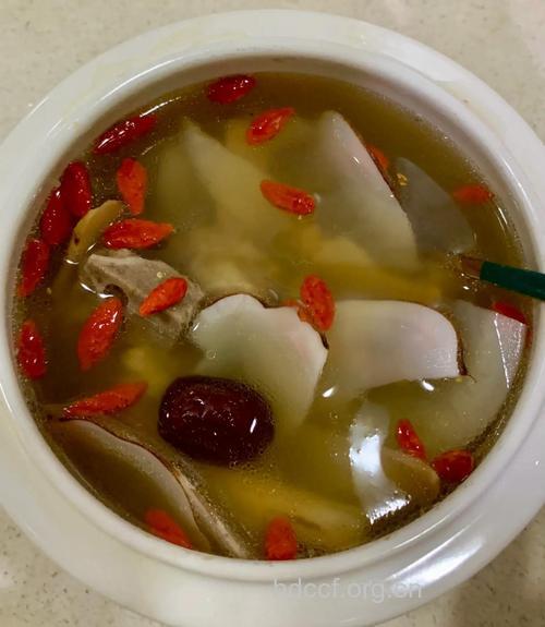 沙参炖瘦肉 秋季防皮肤干燥