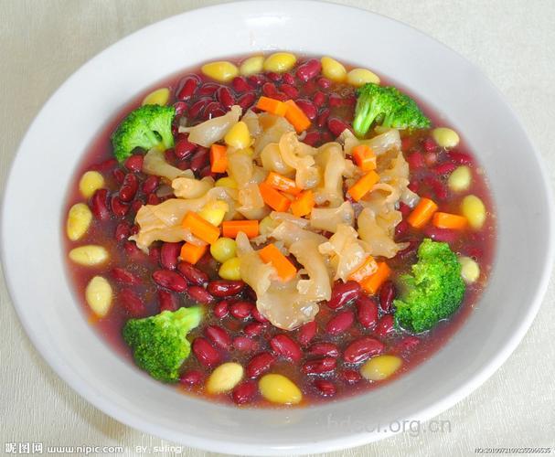 养颜食谱:红豆枇杷炖花胶