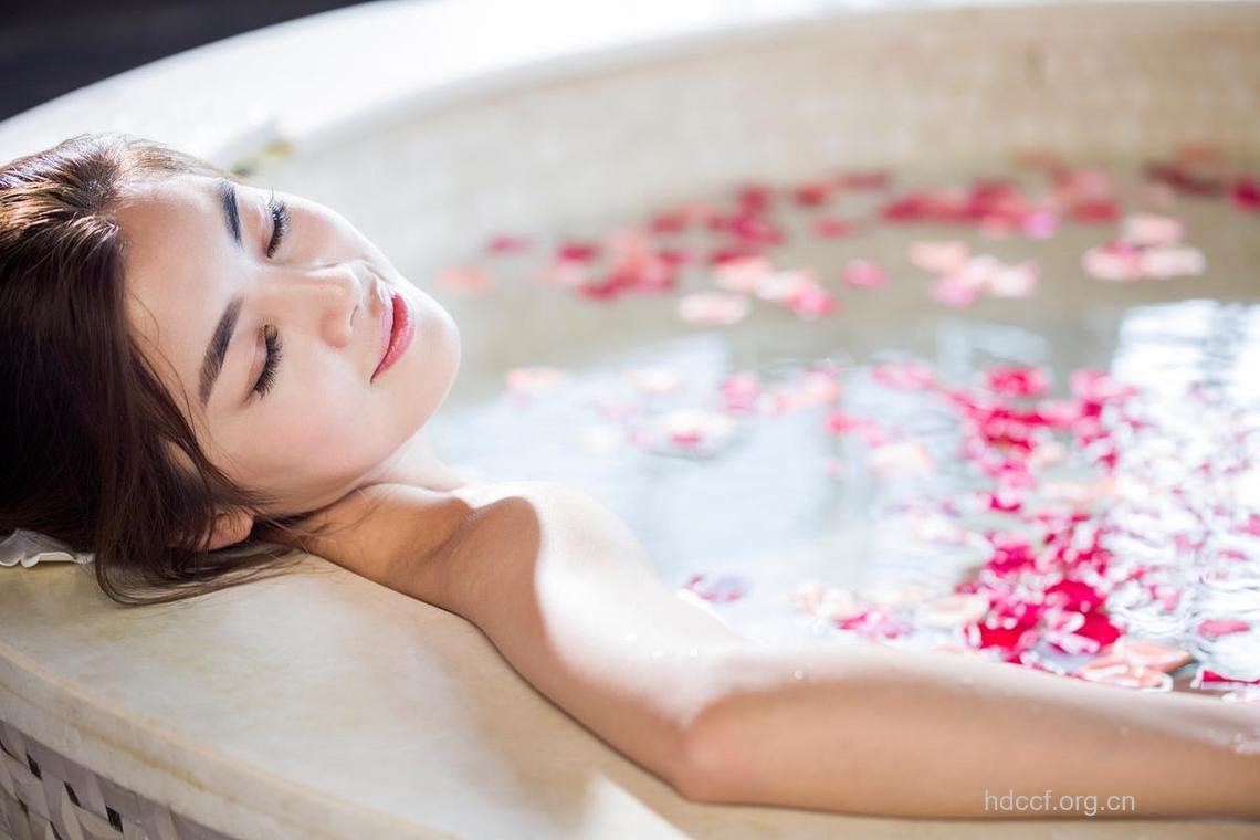 女性4个洗澡动作也能美容