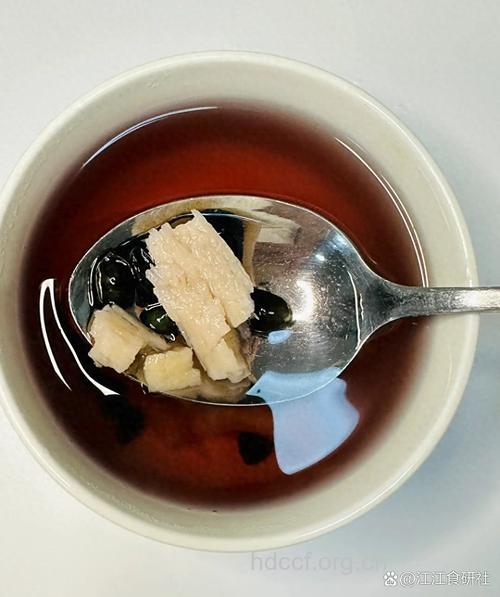 想丰胸 吃黑豆雪莲汤