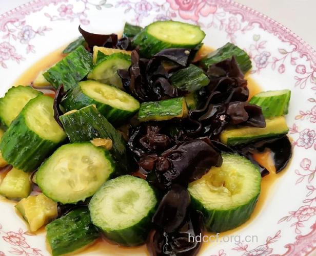 春季排毒多吃黑木耳黄瓜