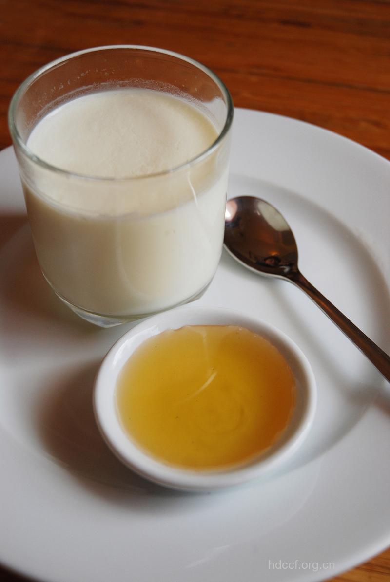 早餐吃牛奶蜂蜜最健康