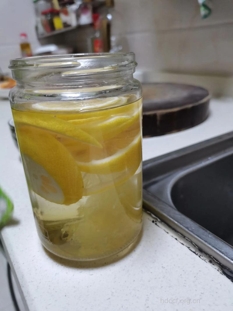 柠檬泡水可祛痰治感冒