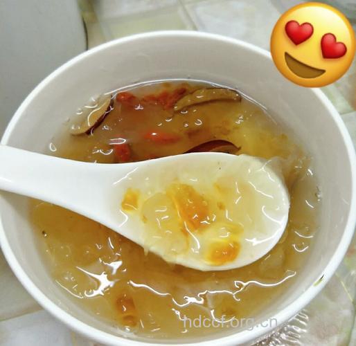 夏季时令美容食谱 桃胶皂角米雪耳羹