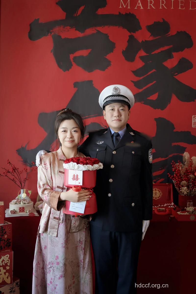 5000警察打造长沙最牛婚礼 高层回应称系警车路过