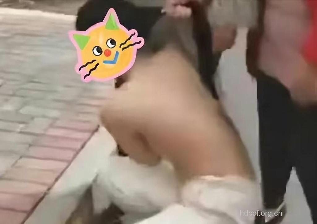 女子行窃被脱光 网友褒贬不一