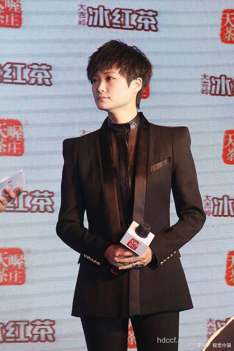 李宇春恋情曝光 深夜携男子享烛光夜宵