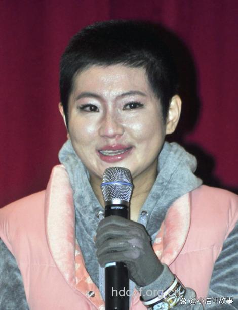 Selina婚礼哭着走完红地毯 SHE姐妹陪嫁