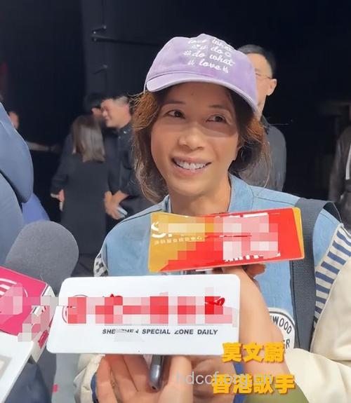 莫文蔚新婚素颜返港 心情不错大秀婚戒