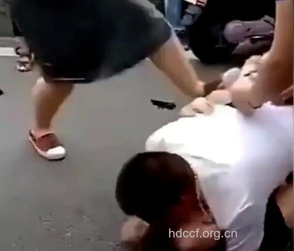 小三街头遭原配夫人组团暴打