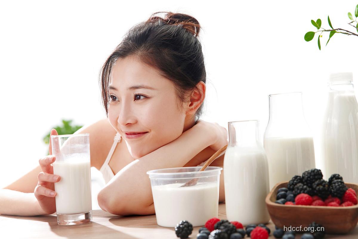 这样喝牛奶加速女人衰老