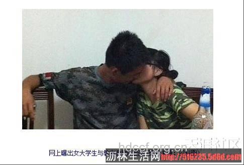 大学女生与教官激吻引争议