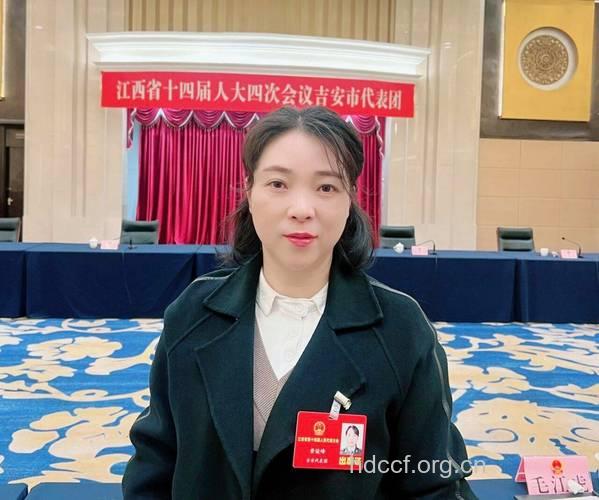 江西井冈山美女副市长16岁参加工作 遭网民质疑