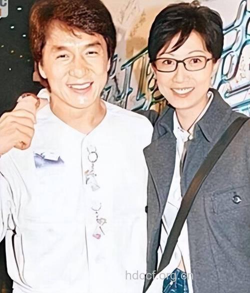 成龙冷落吴绮莉与私生女 宠爱房祖名厚此薄彼