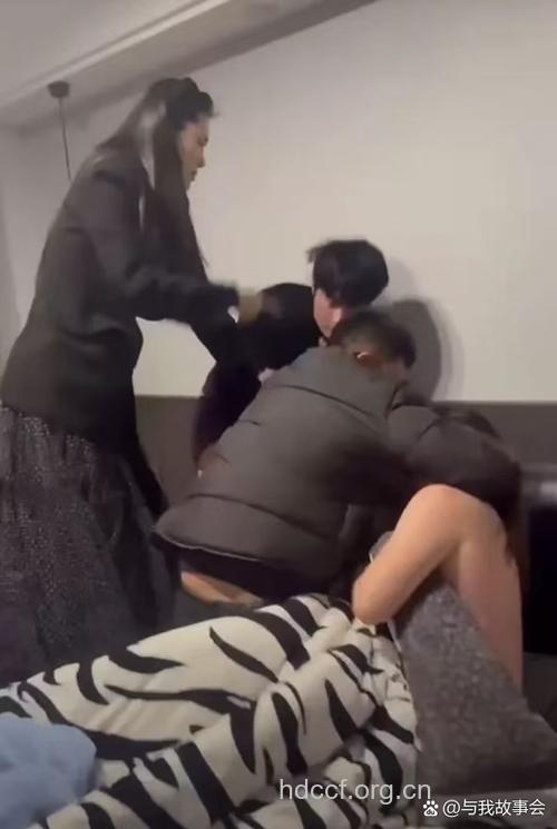 男友带上4同伙坟地旁轮奸17岁未成年女友