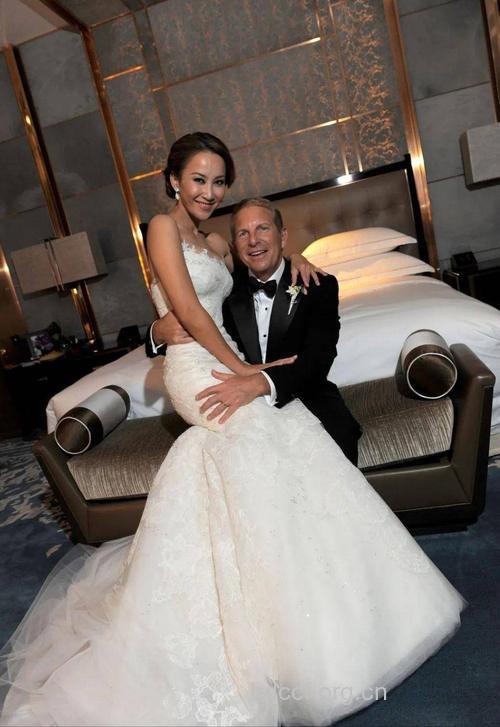 李玟晒唯美婚纱照 10月未婚夫bruce办千万婚礼