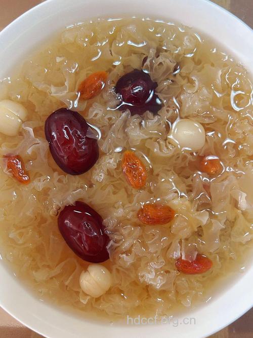 秋天常吃银耳可防皮肤干燥