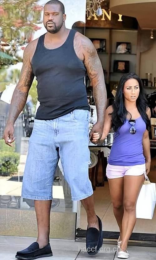 奥尼尔携身高160袖珍女友亮相