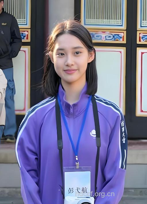 网曝清华炫校姐 动车上高调显摆身份