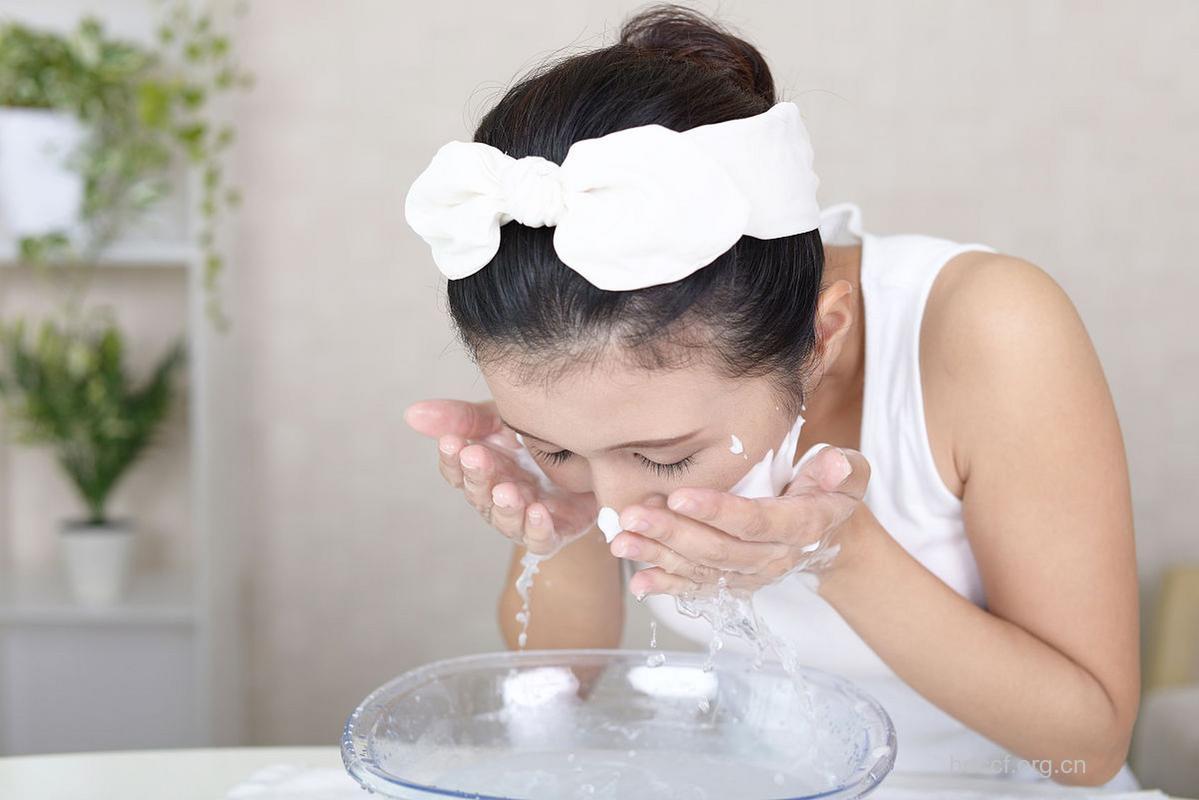 巧用牛奶洗出美丽肌肤