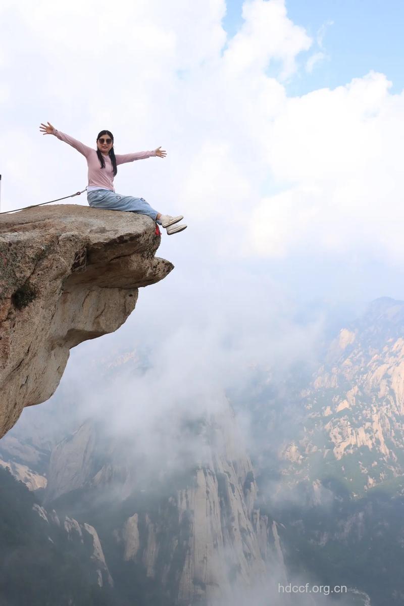 悬崖哥在华山悬崖边摆POSS 淡定拍照