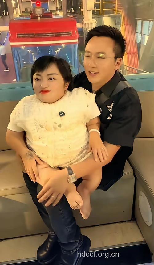 网络小胖结婚 妻子否认是富二代