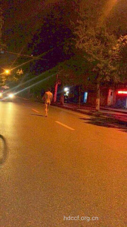 "裸婚哥"爆红 80后男子街头求裸婚