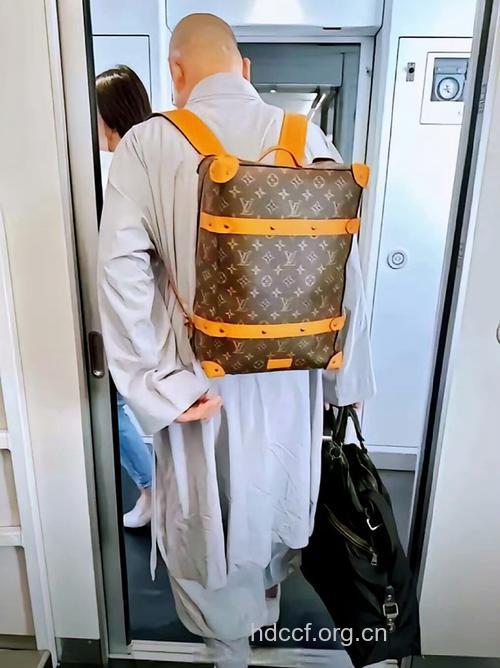 寒！和尚挎lv包尼姑血拼名包