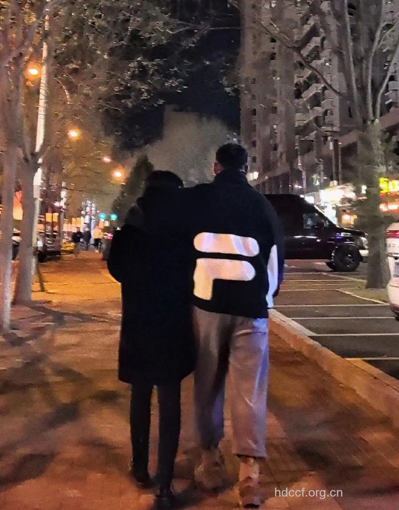 女人和男朋友出门为何喜欢挽对方的手臂?