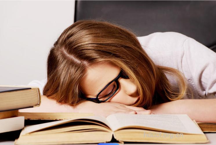 上班族趴着桌子睡觉好吗
