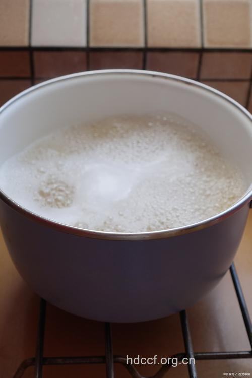 牛奶煮沸喝真的会更好吗