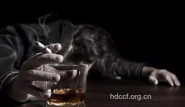 男人常熬夜酗酒吸烟 易导致不育