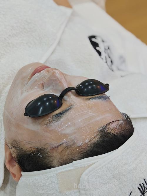 边泡澡边敷面膜？ 男性敷面膜避免三大误区