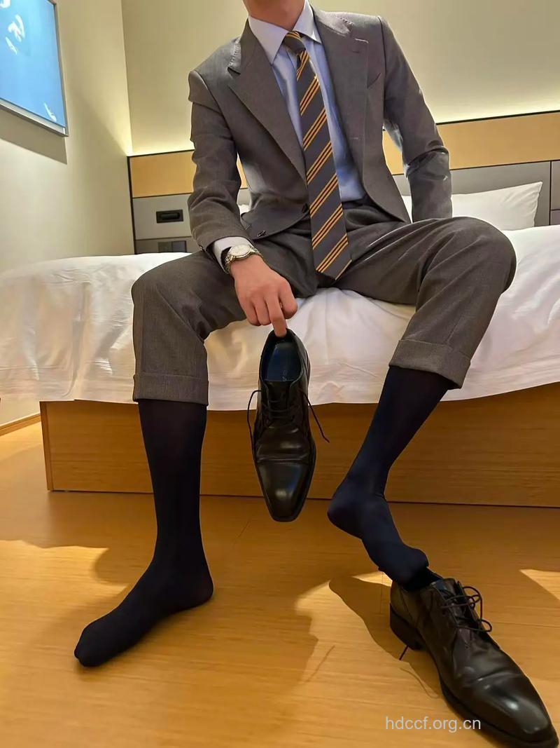 穿袜细节体现出男人的品味